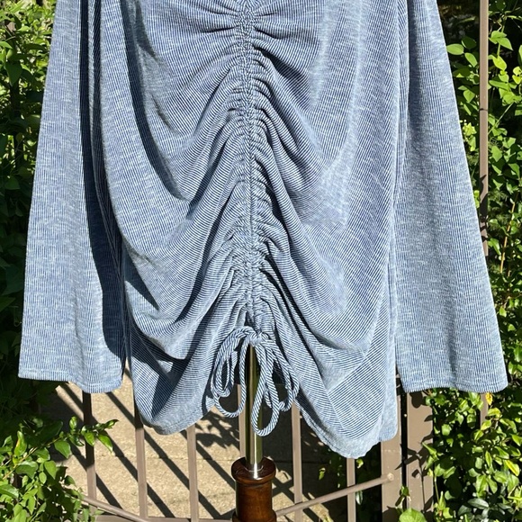 NWOT Acting Pro Adjustable Cinched/Ruched Tie Front V-neck Pinstripe Top - Picture 6 of 16